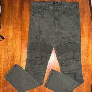 Men’s distressed jean pant